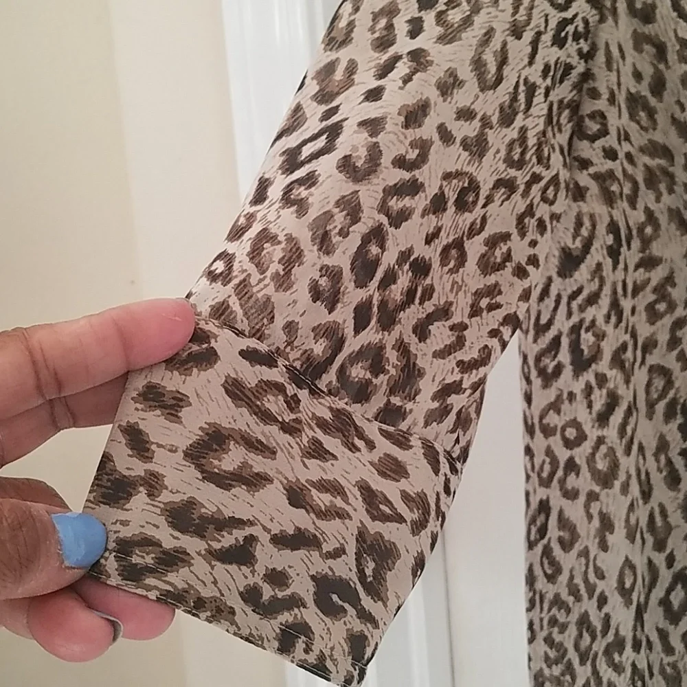 Chaus, 0141, vintage button down Animal Print blouse, elegant,  sz 6 - Picture 5 of 10